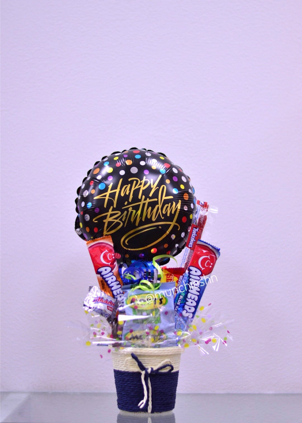 Canasta pequeña azul con dulces y globo mediano negro puntitos colores happy birthday