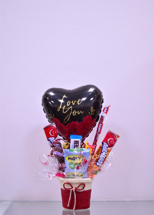 Canasta pequeña roja con dulces y globo mediano corazón negro rosas rojas Love You