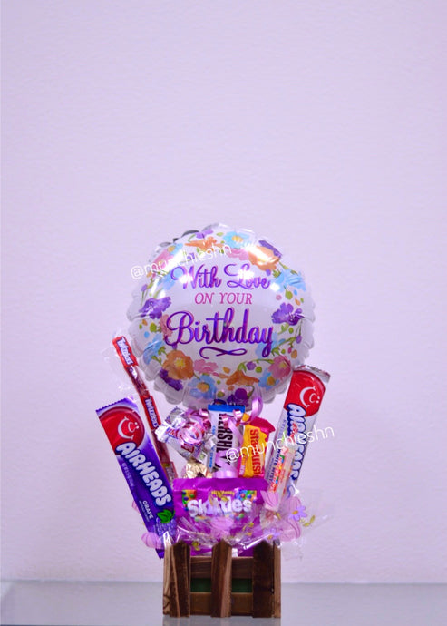 Canasta madera con dulces y globo mediano flores With Love on your Birthday ideal para dama