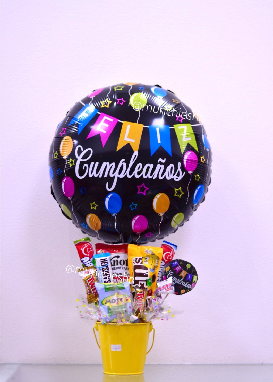 Arreglo de regalo con base de Cubeta metálica amarilla con dulces y chocolates americanos con globo grande  happy birthday,  ideal para expresar un feliz cumpleanos a alguien especial. Encuentralo en Tegucigalpa