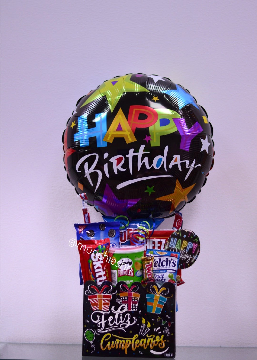 Caja grande Feliz Cumpleaños con snacks y globo grande negro estrellas happy birthday