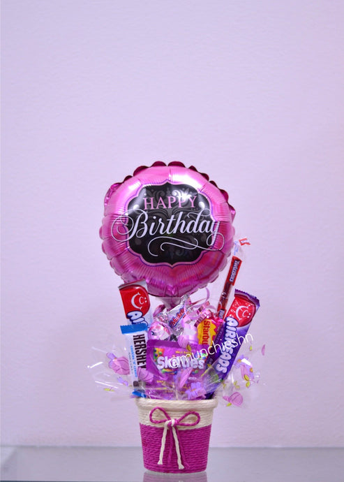 Arreglo de regalo Canasta pequeña rosada con dulces y globo mediano rosado negro happy birthday