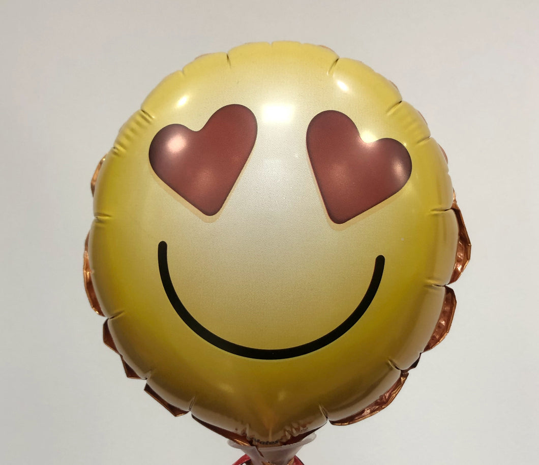 Globo mediano emoji enamorado